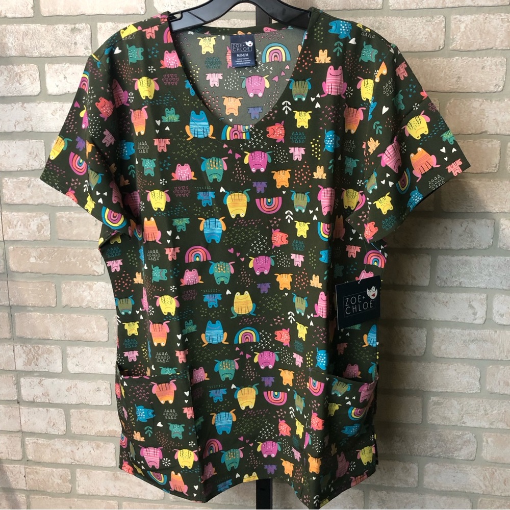 NWT Zoe + Chloe Army Green Frog and Rainbow pattern short sleeve scrub top